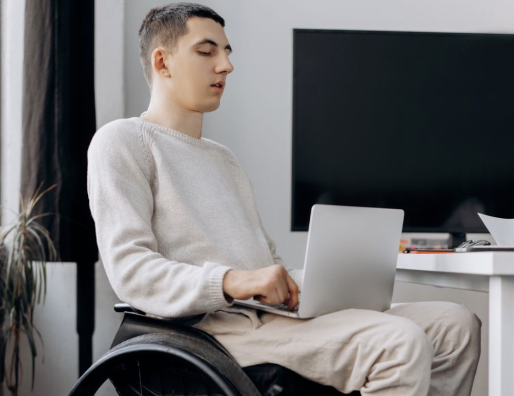 Youngmanwheelchairlaptop